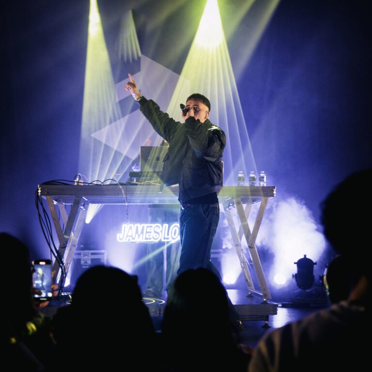 Le 27 novembre dernier, la scène du Chato'do à Blois a vibré au rythme du rap indépendant avec la venue de James Loup. Révélé au grand public lors de la dernière saison de Nouvelle École, l'artiste est venu présenter son nouvel EP, 50% POUR MAMAN, dans une ambiance électrique. La soirée a débuté par un Open Mic' mémorable, offrant une plateforme précieuse aux talents locaux pour s'exprimer—une valeur que nous chérissons particulièrement chez Unissong.